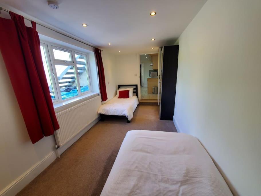 Central Windsor 2 Bedroom Flat With Free Parking ภายนอก รูปภาพ