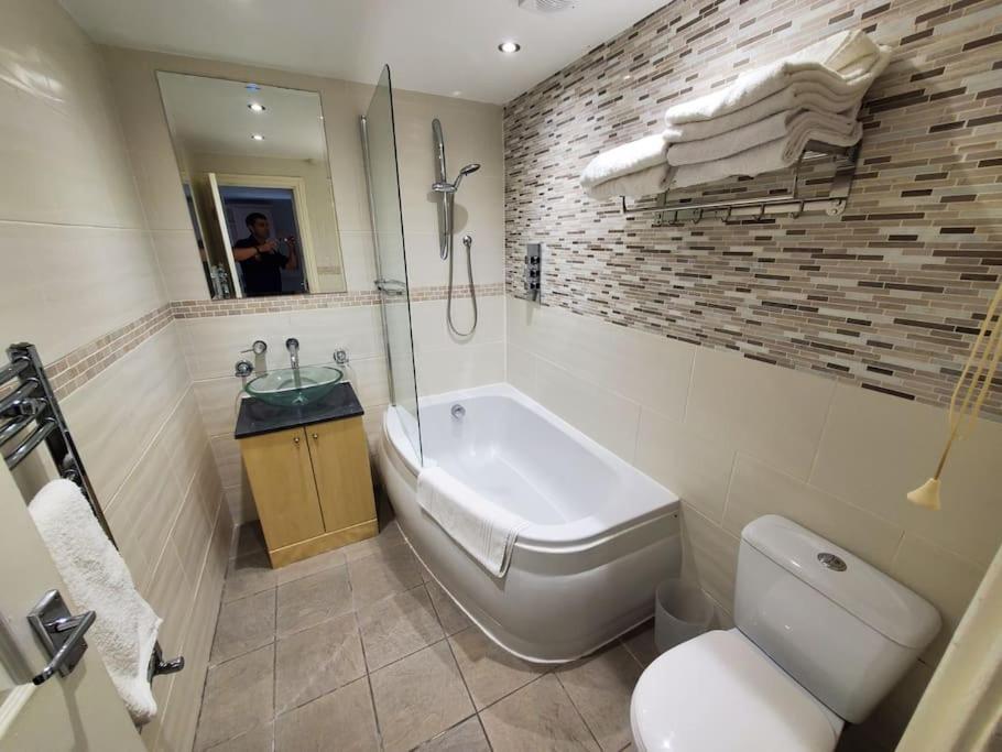 Central Windsor 2 Bedroom Flat With Free Parking ภายนอก รูปภาพ